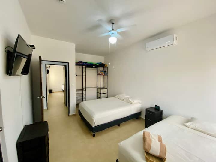 Соба 1 , 2 двојни кревета (4 лица) 
Двете соби имаат ПАМЕТЕН телевизор подготвен за користење. 