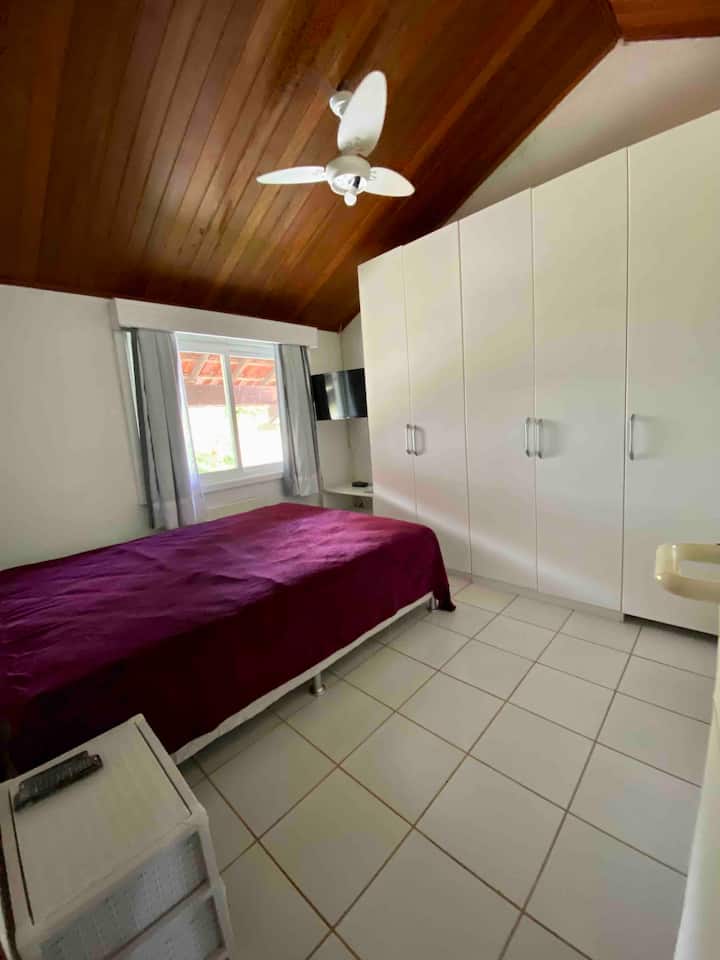 楼上有双人套房（ 01 ）。 配有标准双人床、智能电视、智能电视、天花板风扇、衣柜、衣柜和床头柜。 