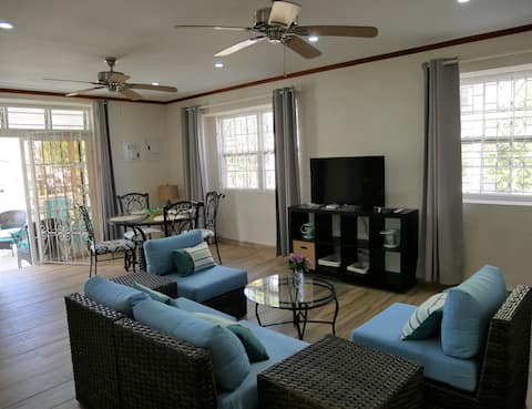 Lovely large 2bd apt, great area next to beaches