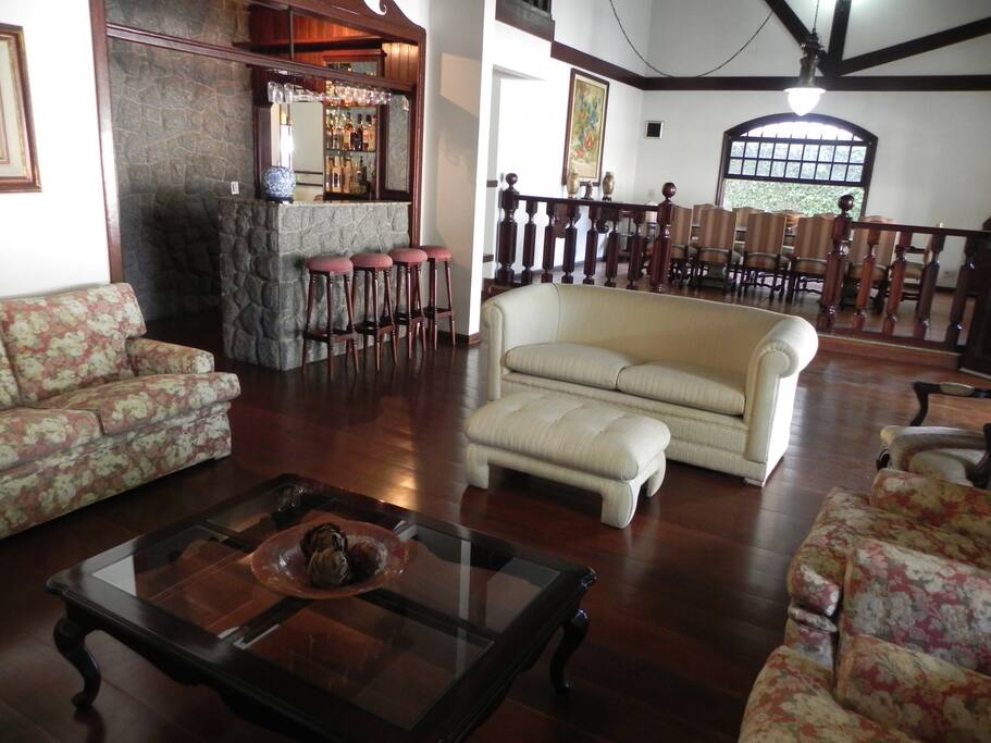 Salão Principal - com vista do bar e da Sala de Jantar (Main Living Room)