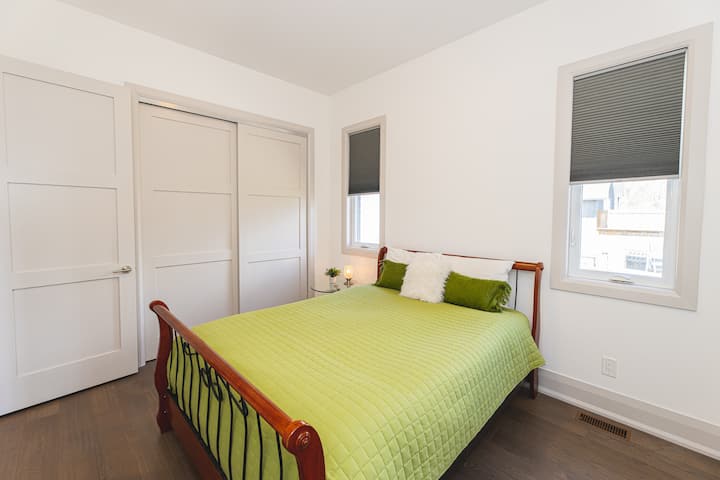 Спалня №2: Организатор на легла и персонализиран гардероб