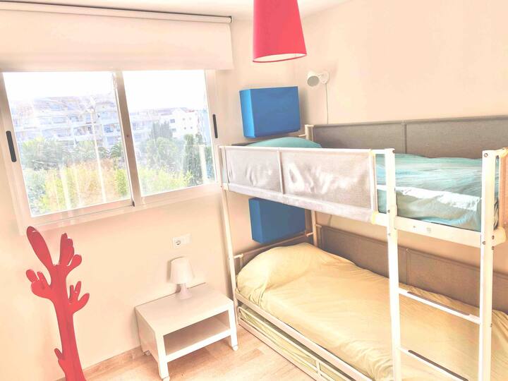 带双层床的卧室