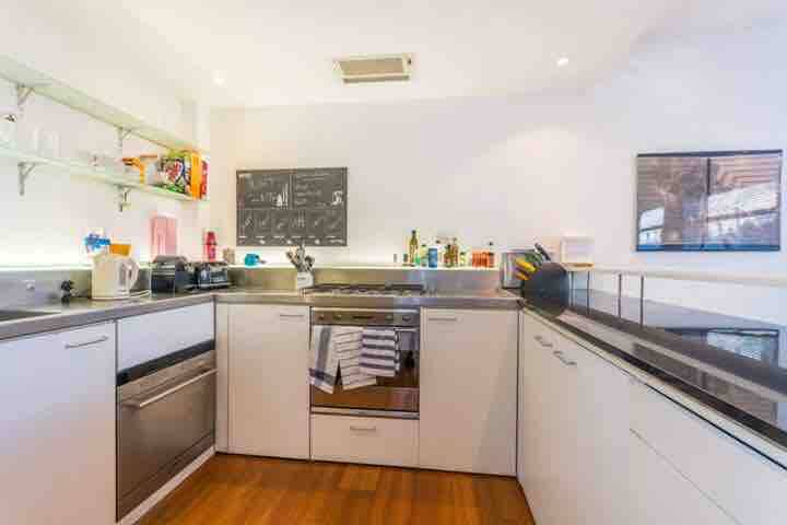 Spacious Soho 3 Bedroom apt & balcony gallery image 5