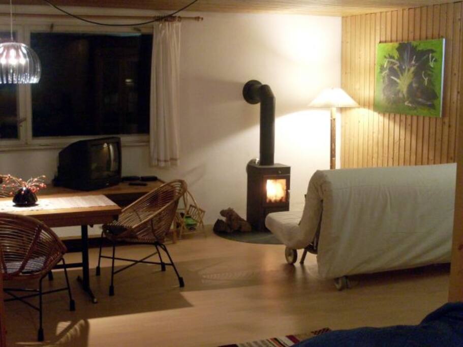 ... die Wohnzimmerecke mit Kamin.
