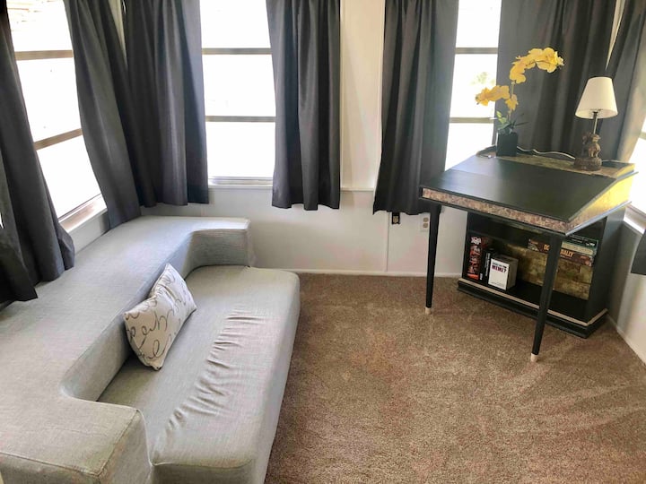 Dhoma e Floridës! Divani paloset në krevatin Queen Size. 