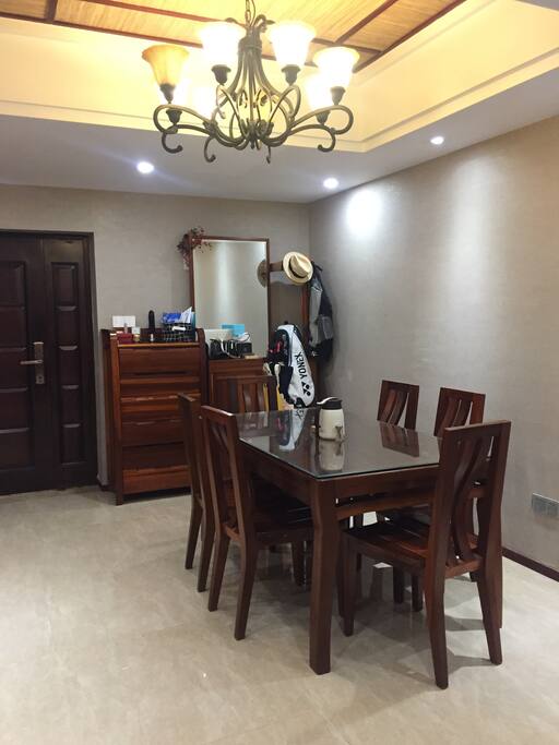 入户门和餐桌