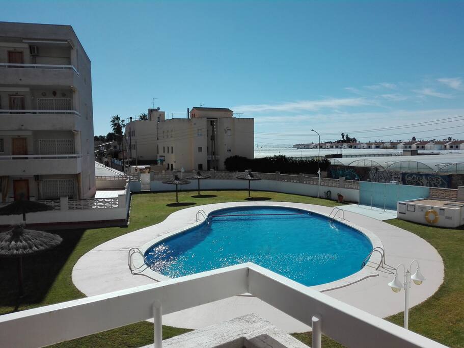 Vista de la terraza con el mar al fondo