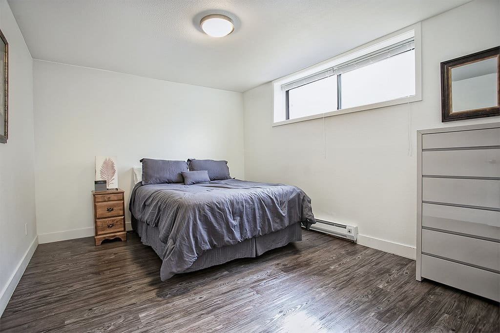 Big Comfy queen bed to sleep in!