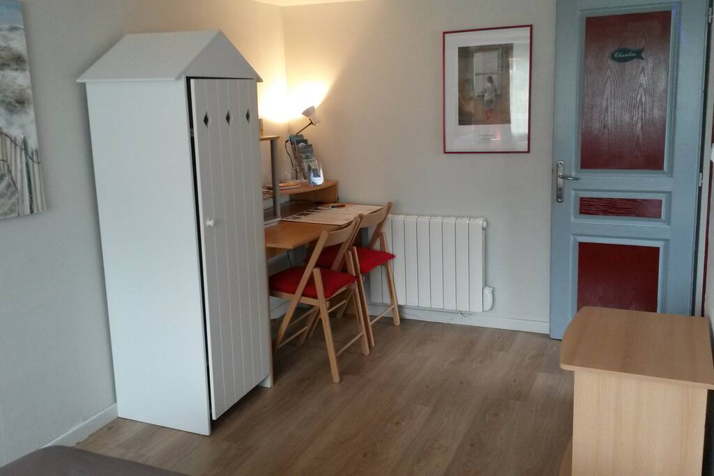 Petite armoire, bureau dans la chambre du RDC