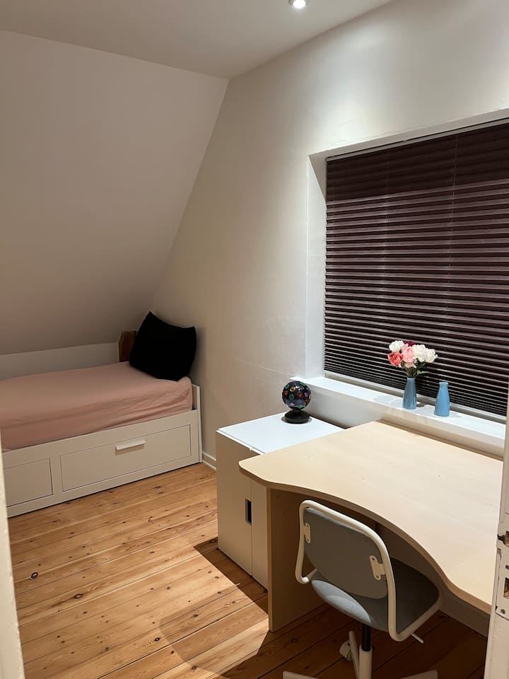 Chumba cha kwanza ghorofani. Ina kitanda cha sentimita 80 ambacho kinaweza kutolewa kwenye kitanda cha sentimita 160. Aidha, dawati, rafu ya hanger na sehemu ya rafu iliyo na midoli/vitabu vya watoto ambavyo vinaweza kutumika. 