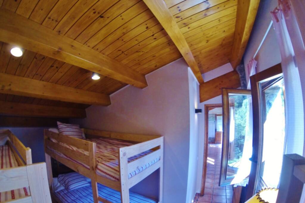 El ambiente rústico domina la estancia.
