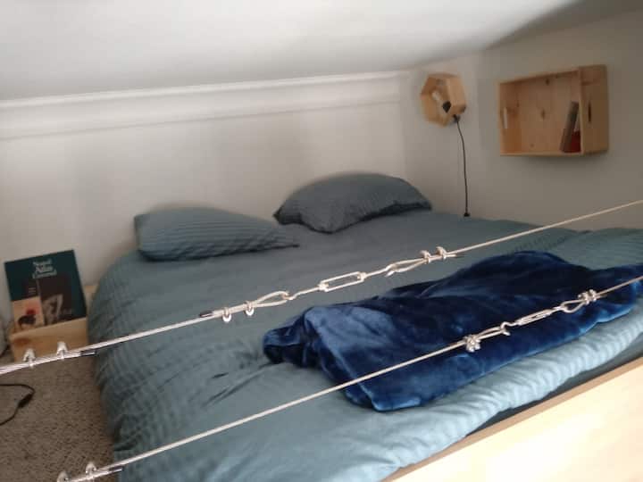Habitación en altillo, por encima de la oficina