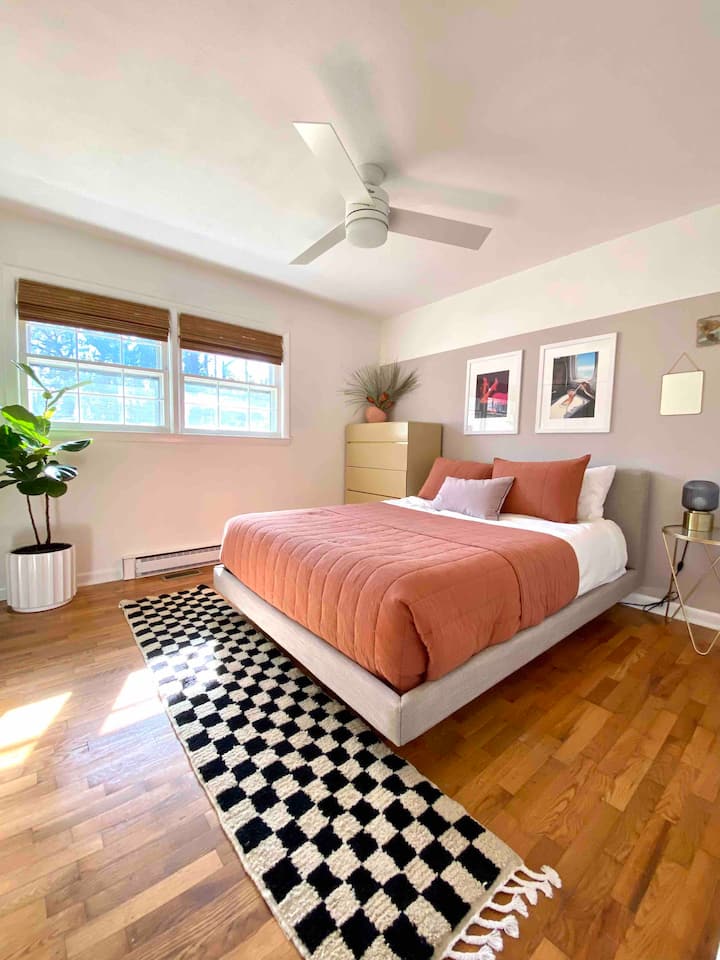 Chumba cha pili cha wageni kilicho na kitanda aina ya queen na godoro la Casper. Mashuka ya pamba ya asili. Kabati refu na kabati la nguo. 