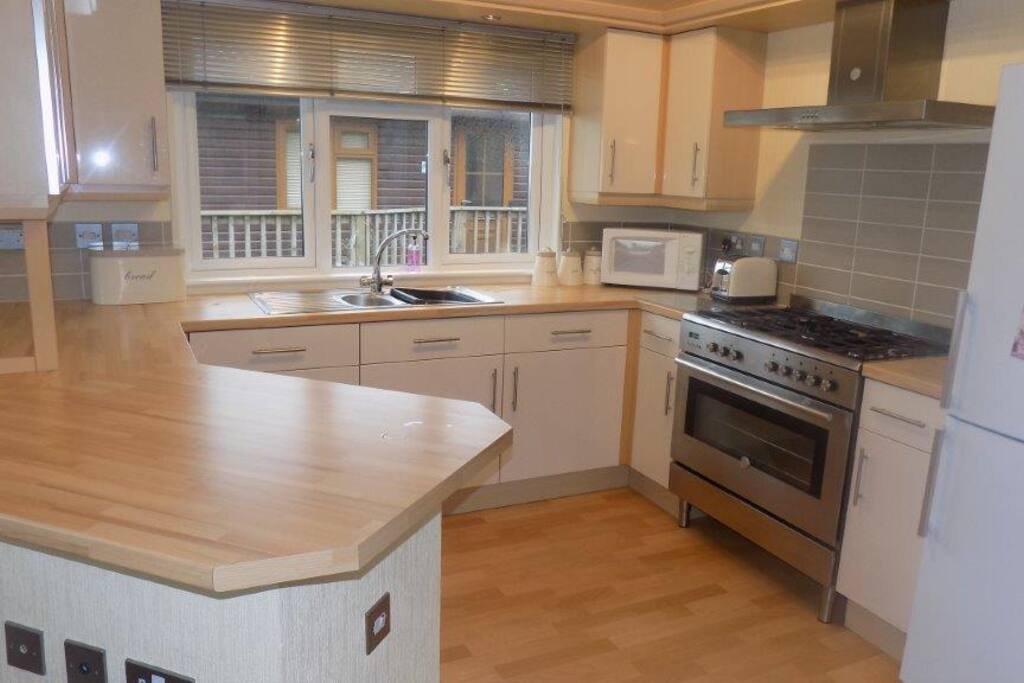 Fully equipped kitchen including dishwasher & washing machine