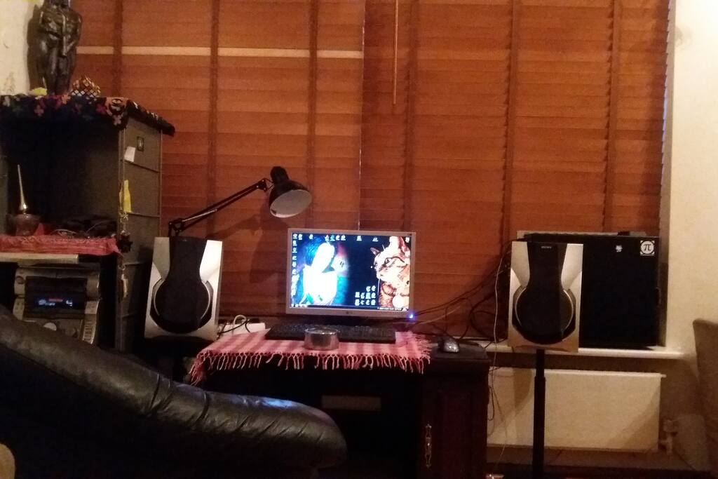 "The TV", Soundsystem and couches