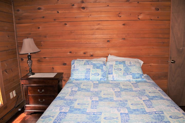 Dhoma e gjumit 1 ka krevat dopio "king". 