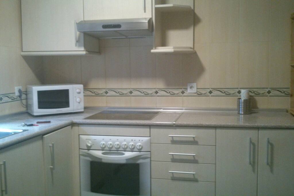 Cocina con extractor horno nuevo y vitroceramica