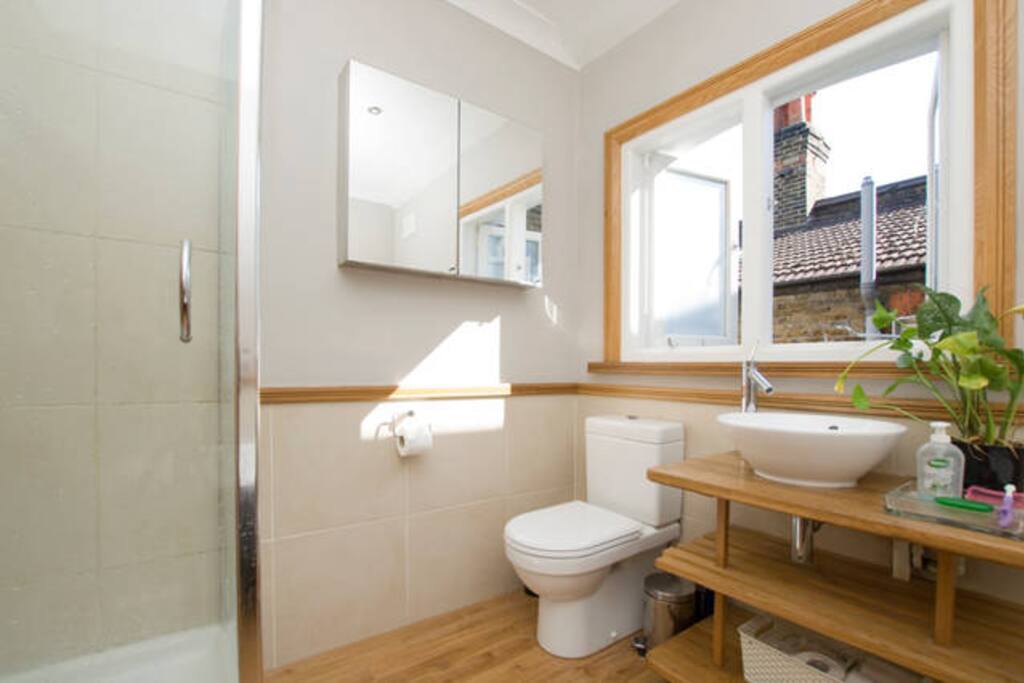 modern, bright bathroom