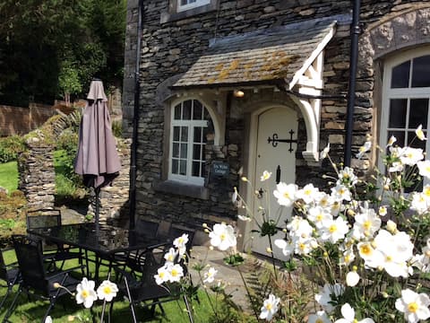 Pet friendly Traditional Cottage with lake views