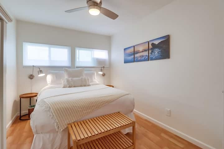 2间卧室均设有一张双人床和一个大衣柜。 