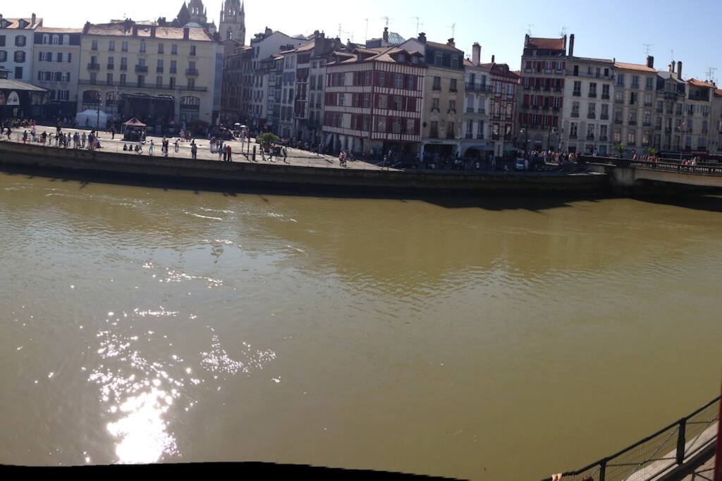 Vue panoramique sur la place du marché