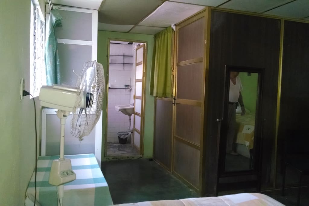 Vista hacia el baño y closet