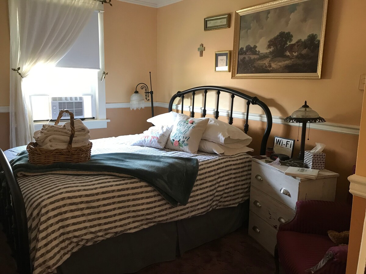 Palouse Falls Inn/ Maids room Bed and breakfasts for Rent in