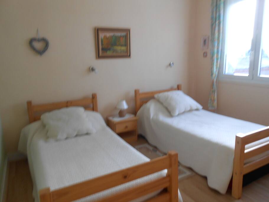 2 lits de 90 dans la 2 ème chambre et un couchage d'appoint pour enfant