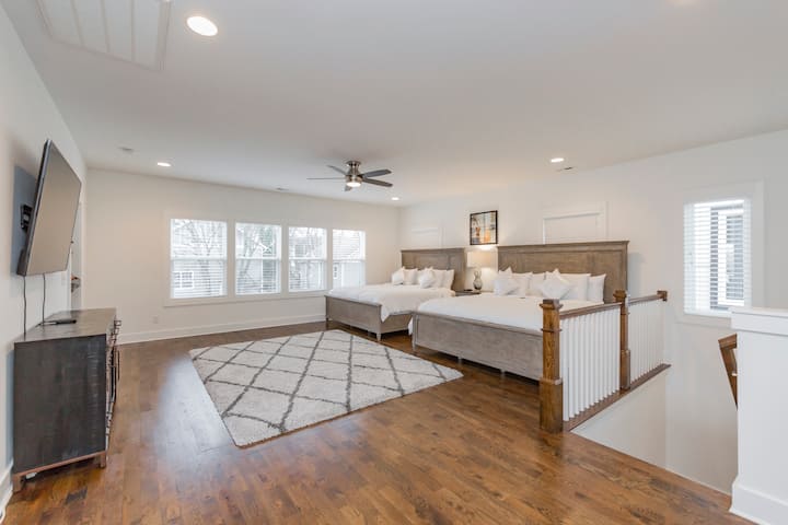 Две двойни легла на 3 - ти етаж. 