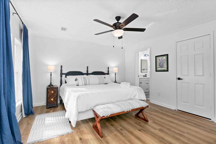 The Retreat House~Large groups, pets, hot tub gallery image 4