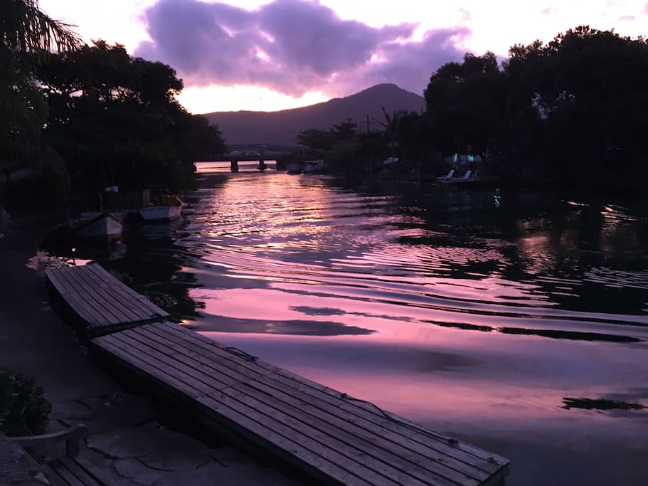 Lagoa refletida com o por do sol raro, isso é a ilha da magia !!!