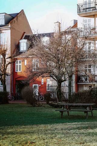 Cosy loft apartment w. private rooftop in hip area gallery image 3