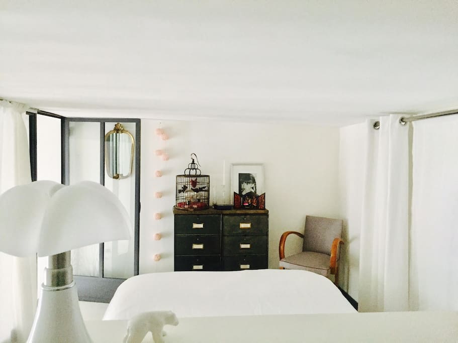 Chambre spacieuse à l'étage