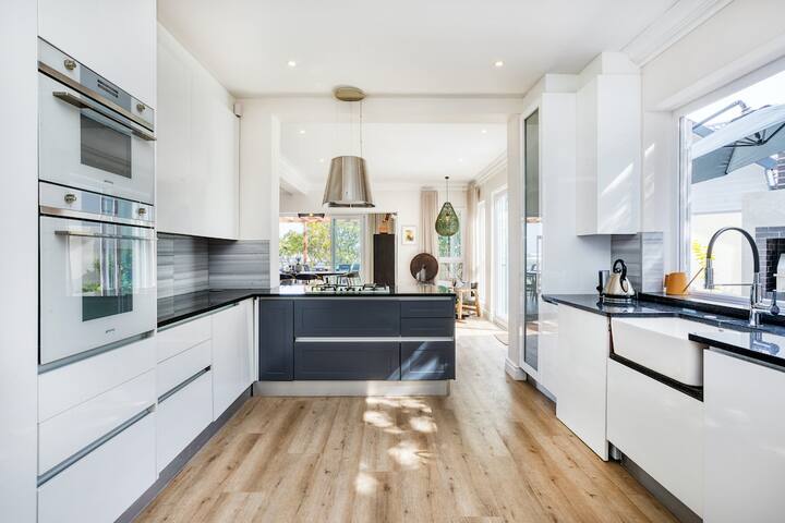 Luxurious Sanctuary, Sea Views, Walk to the beach gallery image 4