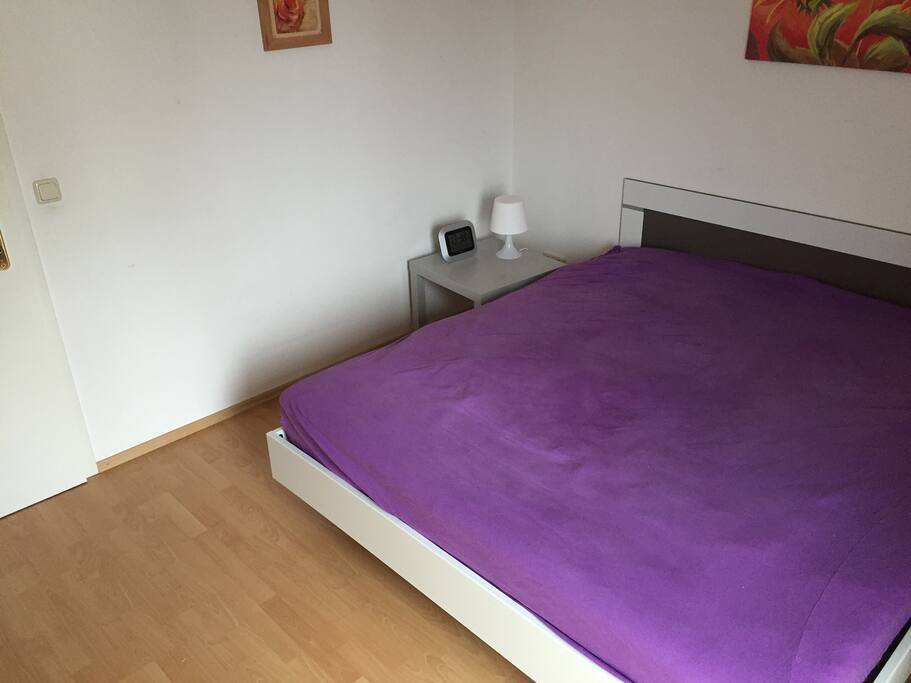 Schlafzimmer mit großem King Size Bett