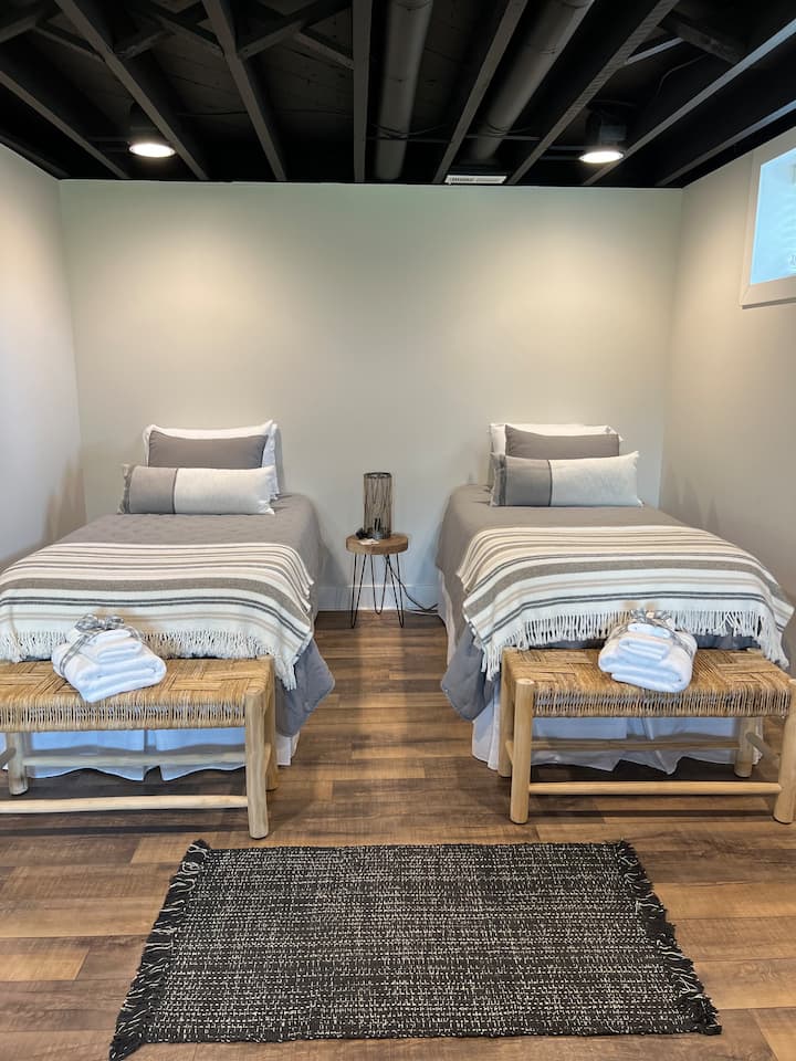 Подрумот има два двокреветни кревета кои се одделени од остатокот од подрумот. Дополнителен простор наменет за поголеми групи на кои им требаат неколку дополнителни удобни кревети