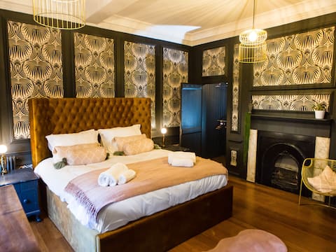 Luxury Travel Emporium - Exquisite City Townhouse