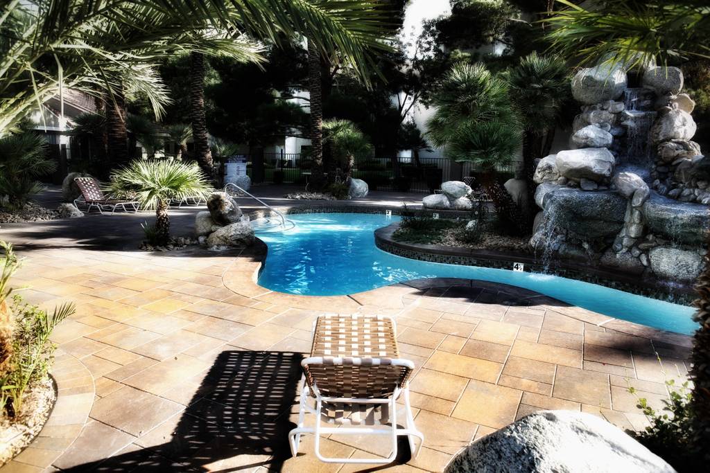 Beautiful 2BR/2BA, Gym & Pool, Room w/ Strip view