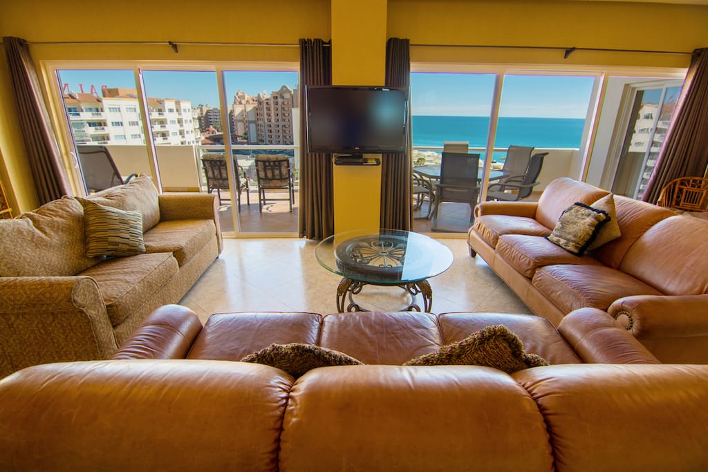 Couch,Furniture,Chair,Indoors,Room