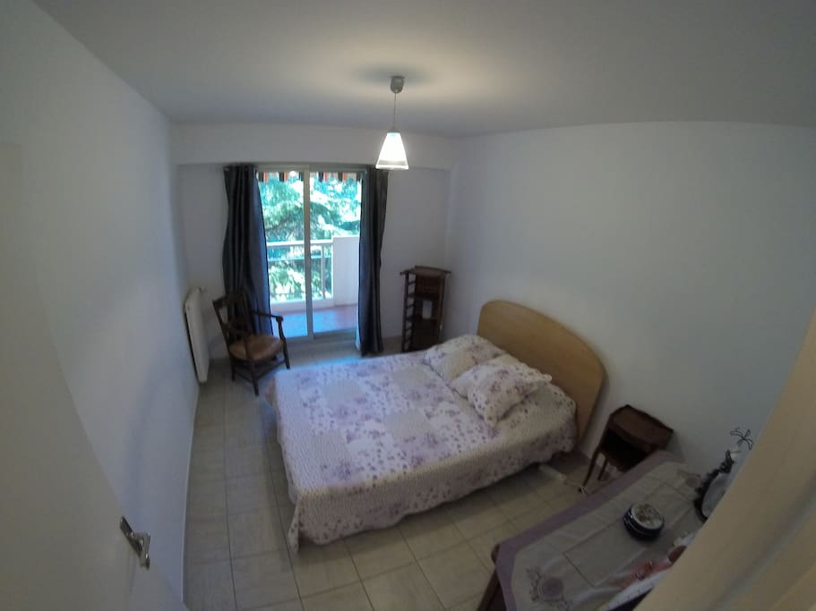 Chambre 2 avec 1 lit 140x200 donnant sur terrasse.
