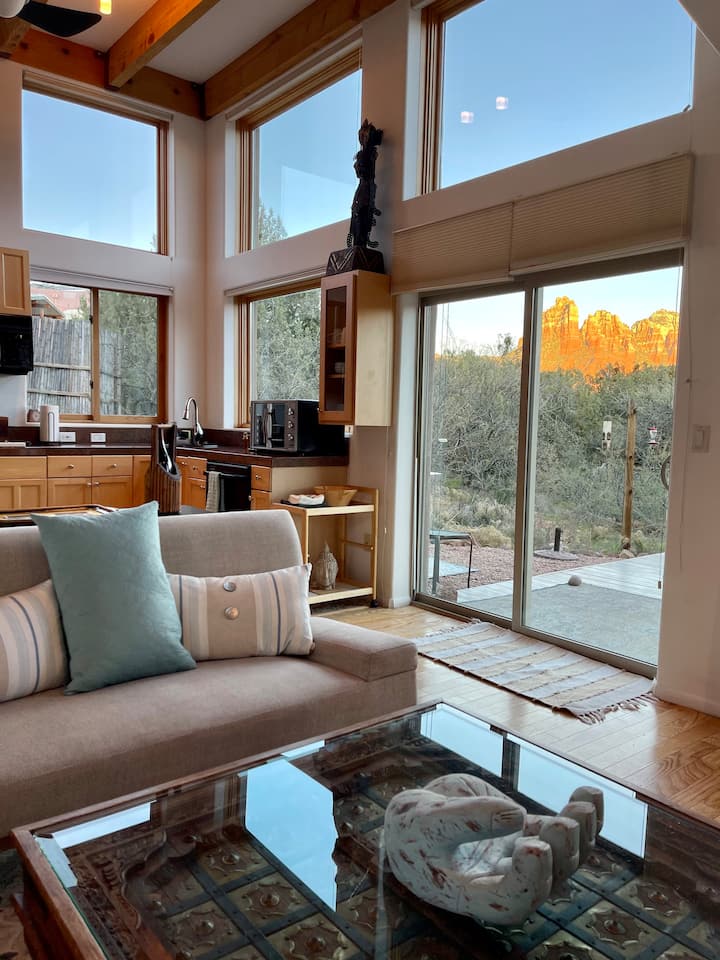 Serene Zen Haven, Jacuzzi, Views, Vortex Hiking!*
