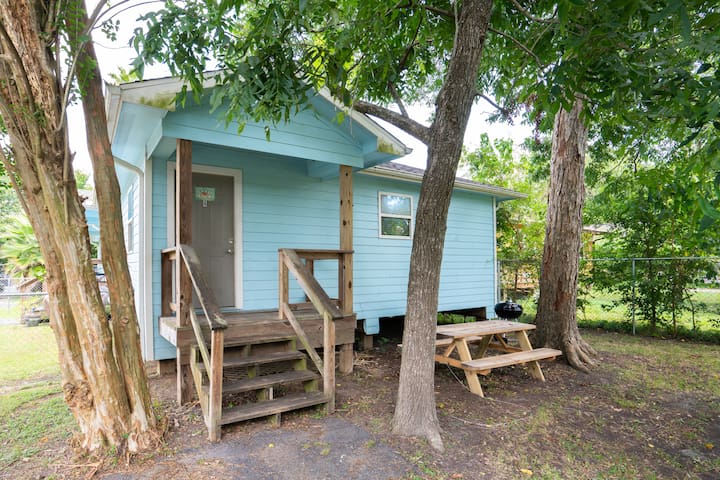 The Crab Shack!   (Sleeps 4 near Kemah and NASA)
