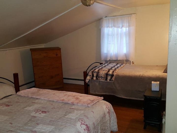 Deuxième chambre, autre vue.  Ce lit simple est du côté à hauteur normale, avec une excellente luminosité grâce à la fenêtre et à votre propre lampe d’angle.  La commode est presque vide et peut être utilisée en plus d’une penderie complète dans la chambre.