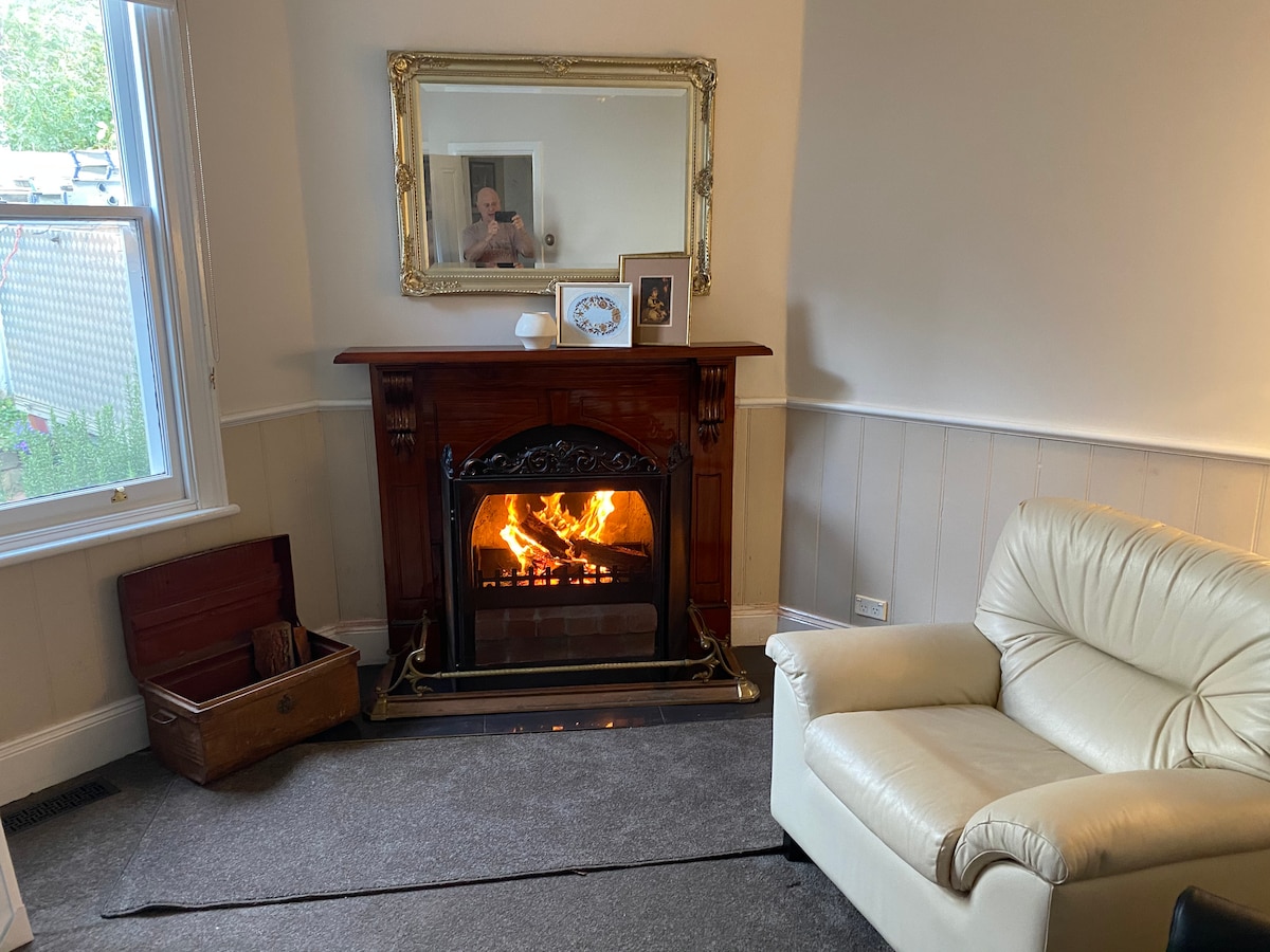 Successful Airbnb property: Glendale Cottage right in town, lovely in Daylesford