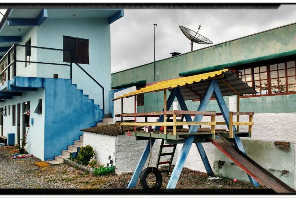 Com playground para crianças.
