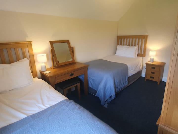 Bedroom 3 - 2 single beds