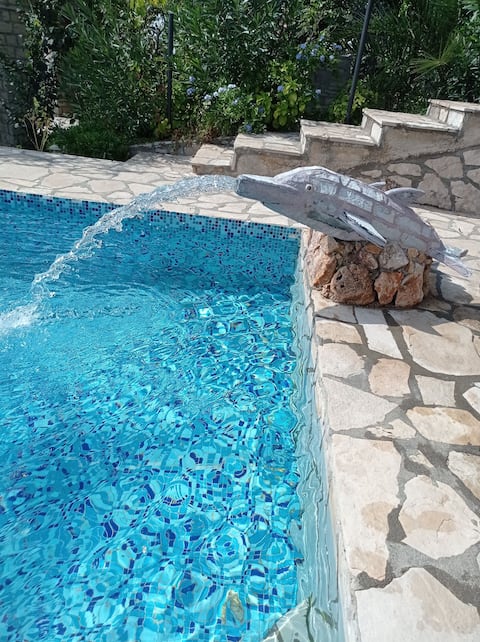 Top performing Airbnb: Sea&poolfront apartment in Pečurice Dio