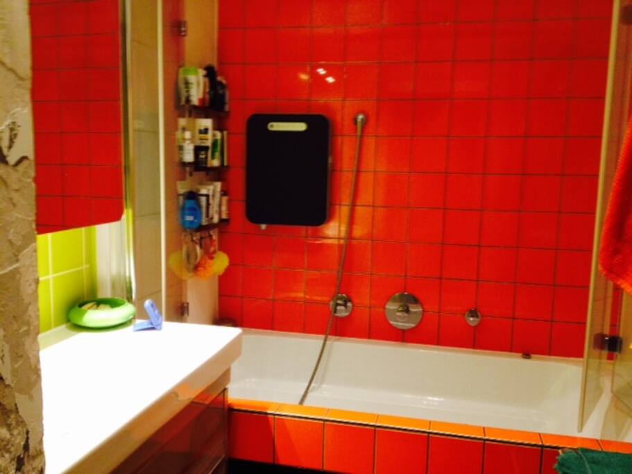 orang-grünes Badezimmer mit Dampfgenerator und Whirlwanne
