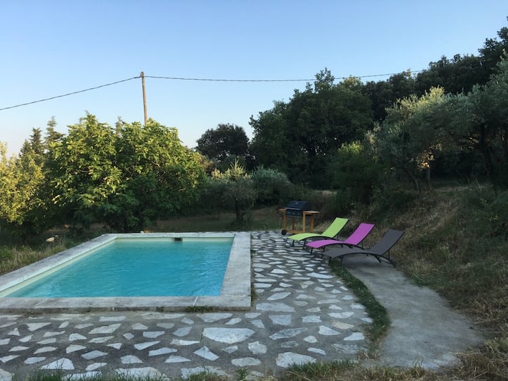 Air conditioned outbuilding and swimming pool 15 minutes from Avignon
