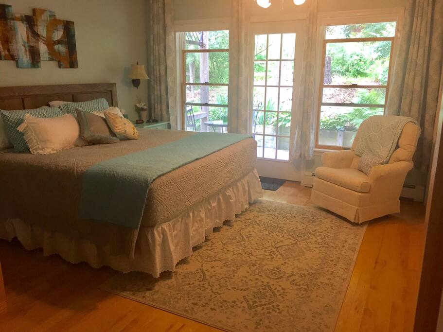 Master bedroom King bed & access to outside porch
Main floor
